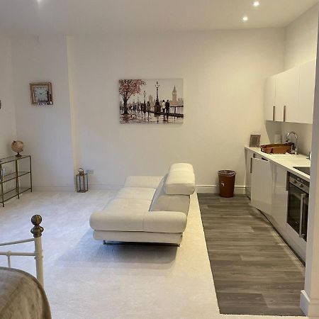 Lovely 1-Bedroom Loft Apartment Above Shop With Free Parking- Long Term Let Available Maldon Luaran gambar