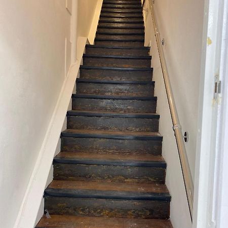 Lovely 1-Bedroom Loft Apartment Above Shop With Free Parking- Long Term Let Available Maldon Luaran gambar