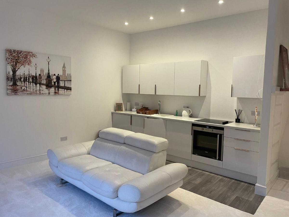 Lovely 1-Bedroom Loft Apartment Above Shop With Free Parking- Long Term Let Available Maldon Luaran gambar
