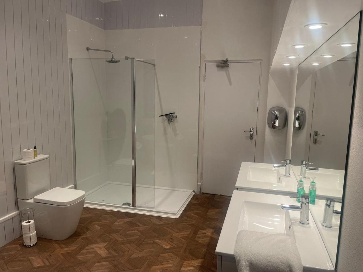 Lovely 1-Bedroom Loft Apartment Above Shop With Free Parking- Long Term Let Available Maldon Luaran gambar