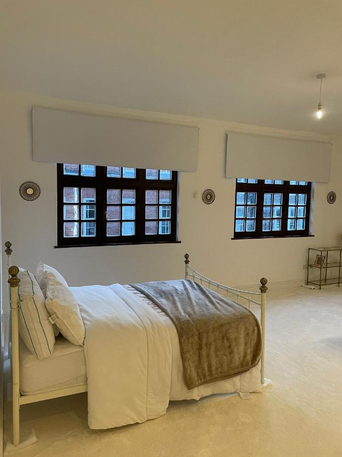 Lovely 1-Bedroom Loft Apartment Above Shop With Free Parking- Long Term Let Available Maldon Luaran gambar