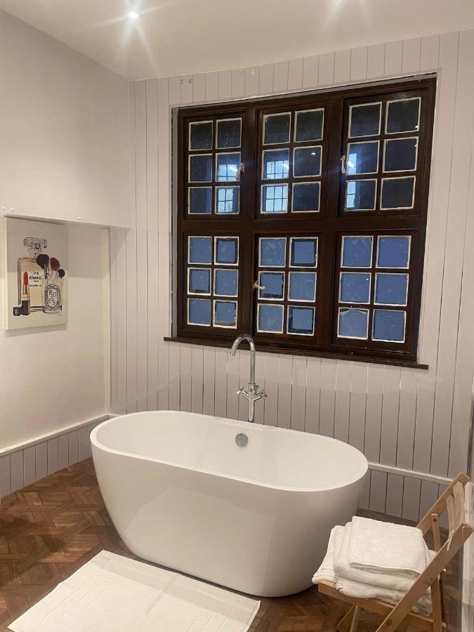 Lovely 1-Bedroom Loft Apartment Above Shop With Free Parking- Long Term Let Available Maldon Luaran gambar