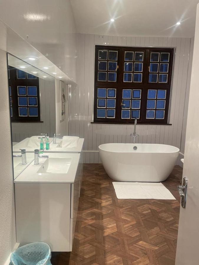 Lovely 1-Bedroom Loft Apartment Above Shop With Free Parking- Long Term Let Available Maldon Luaran gambar